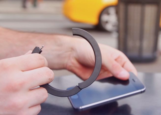 QBracelet, una batería en forma de pulsera para recargar tu smartphone