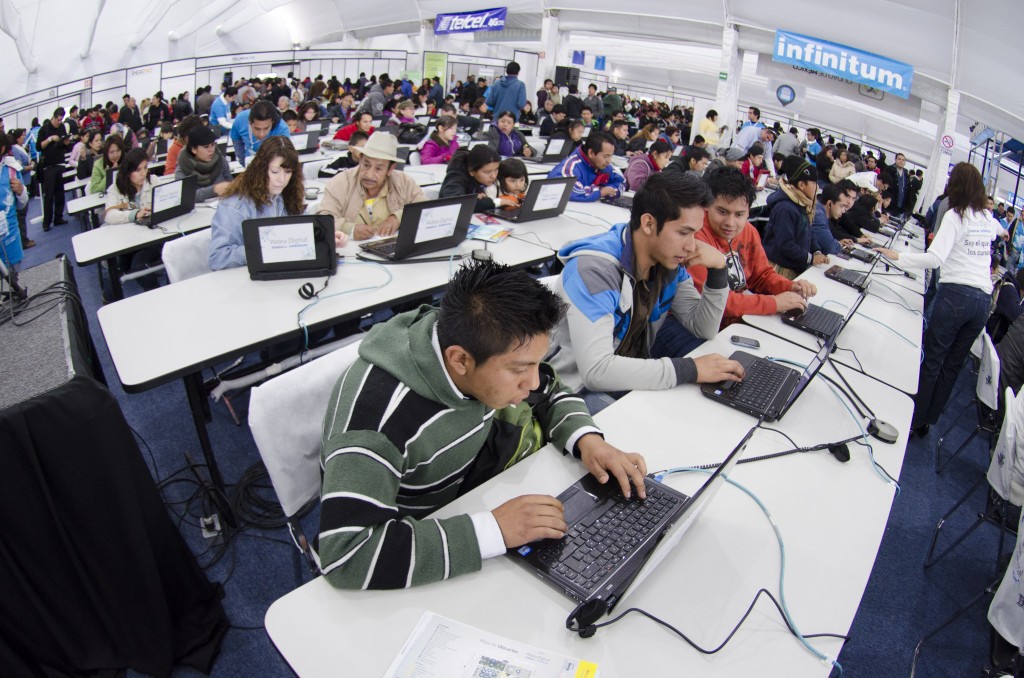 MÉXICO, D.F., 16MARZO2013.- Se lleva cabo la Aldea Digital en el zócalo de la Ciudad de México proyecto de Fundación Telmex en la cual se puede jugar con la tecnología. FOTO: MARIO CASTILLO /CUARTOSCURO.COM